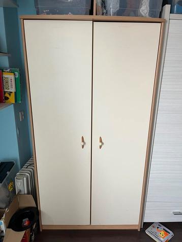 Baby kamer | kledingkast | met veel plankjes beschikbaar voor biedingen