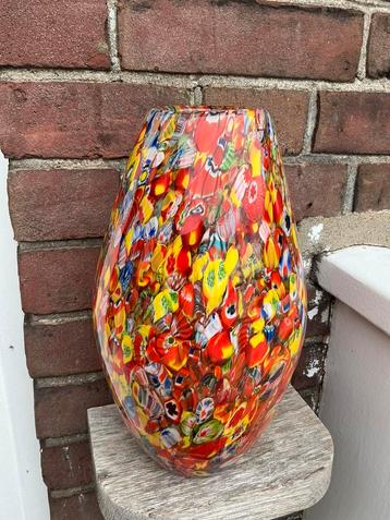 Millefiori vaas. Dikke glazen italiaans vaas. 27 cm en zwaar beschikbaar voor biedingen