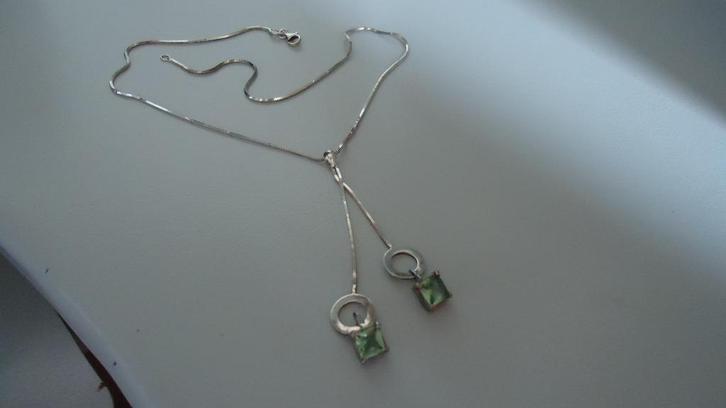 Nieuw zilveren ketting heeft 2 hangers met groene steentjes, Sieraden, Tassen en Uiterlijk, Kettingen, Nieuw, Zilver, Groen, Met edelsteen