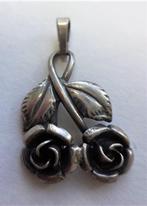 Teka, zilveren hangertje 2 rozen met 2 blaadjes (6820), Sieraden, Tassen en Uiterlijk, Ophalen, Zo goed als nieuw, Bloem of Plant