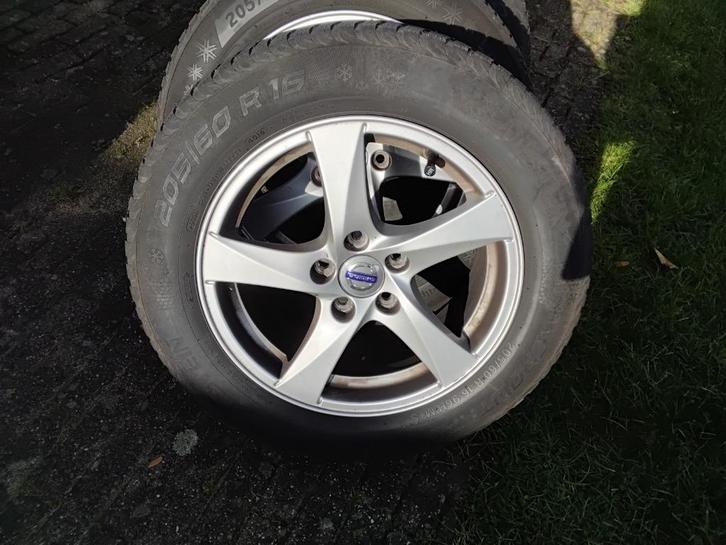 Volvo Hera wielenset 16" met Michelin/Vredesteinwinterbanden, Auto-onderdelen, Banden en Velgen, Banden en Velgen, Winterbanden