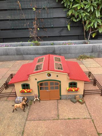Schleich paardenstal (model 42195) + paarden+ accessoires beschikbaar voor biedingen