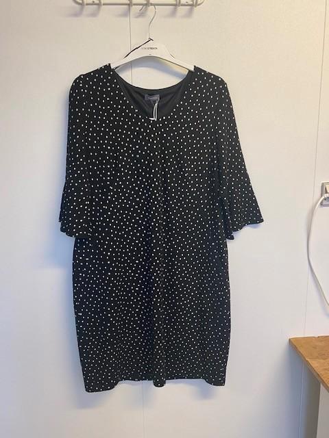 Zwarte jurk met witte stip Samoon maat 44 nieuw!, Kleding | Dames, Grote Maten, Nieuw, Jurk, Zwart, Ophalen of Verzenden