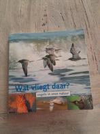 Wat vliegt daar . Boek met cd . Vogels in onze natuur, Vogels, Zo goed als nieuw, Ophalen