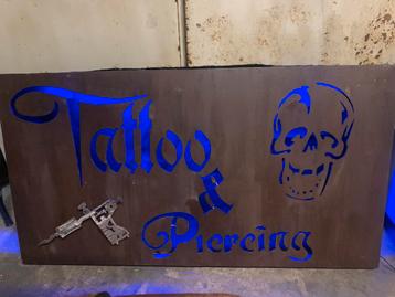 Tattoo gevel reclame beschikbaar voor biedingen