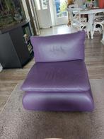 Unieke paarse fauteuil van kunstleer te koop., Ophalen, Kunststof, 75 tot 100 cm, Zo goed als nieuw