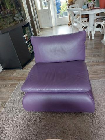 Unieke paarse fauteuil van kunstleer te koop. beschikbaar voor biedingen