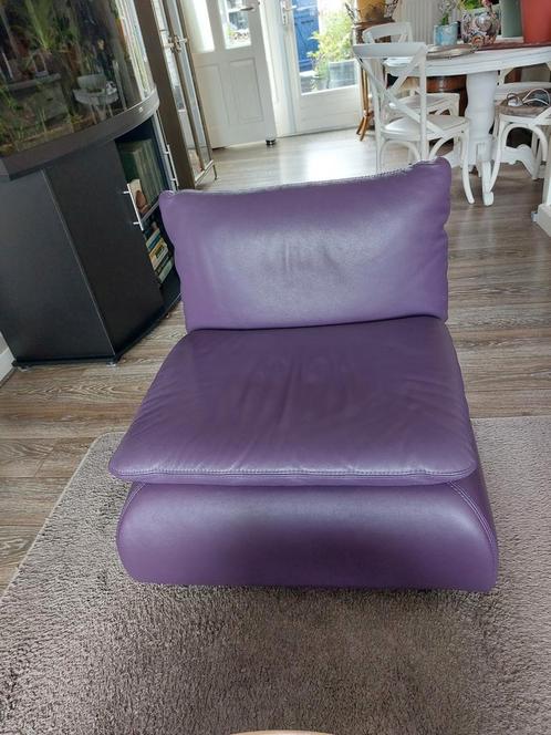 Unieke paarse fauteuil van kunstleer te koop., Huis en Inrichting, Fauteuils, Zo goed als nieuw, Kunststof, 75 tot 100 cm, 75 tot 100 cm