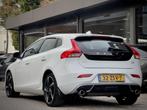 Volvo V40 2.0 D3 AUT6 R-DESIGN 150PK. PANODAK LEDER NAVI AIR, Auto's, Volvo, Euro 5, Zwart, 749 kg, Wit