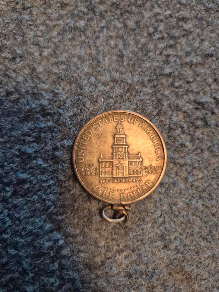 1776-1976 Amerikaanse halve dollar munt hanger, Postzegels en Munten, Penningen en Medailles, Overige materialen, Buitenland, Ophalen of Verzenden