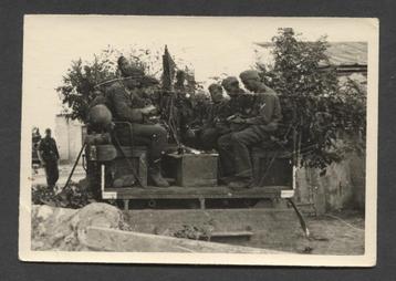 WOII foto : Duitse soldaten Rusland 1941 in vrachtwagen met  beschikbaar voor biedingen