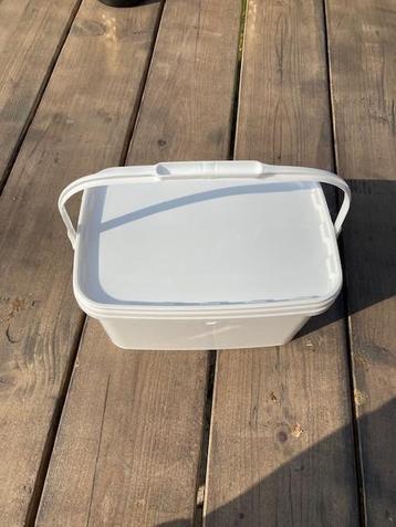 Handige plastic opbergbakjes met deksel,  stapelbaar  beschikbaar voor biedingen