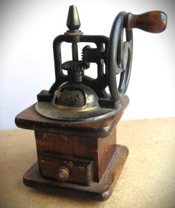 Pepermolen~in vorm van antieke Koffiemolen~Pepermaler beschikbaar voor biedingen