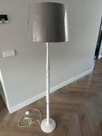 Mooie witte landelijke staande lamp met 2 kappen, Huis en Inrichting, 150 tot 200 cm, Ophalen of Verzenden, Zo goed als nieuw