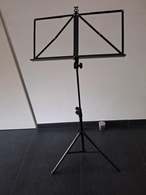 Zwarte verstelbare muziekstandaard - merk K&M - € 15.00, Muziek en Instrumenten, Standaards, Zo goed als nieuw, Muziekstandaard