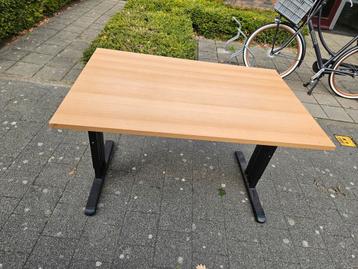 Bureau in hoogte verstelbaar beschikbaar voor biedingen