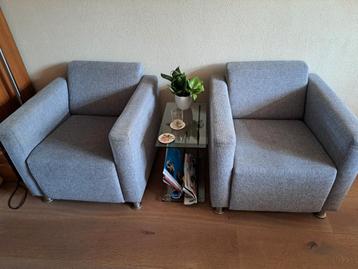 2 grijze loungestoeltjes