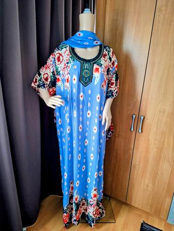 Jurk met sjaal beschikbaar voor biedingen