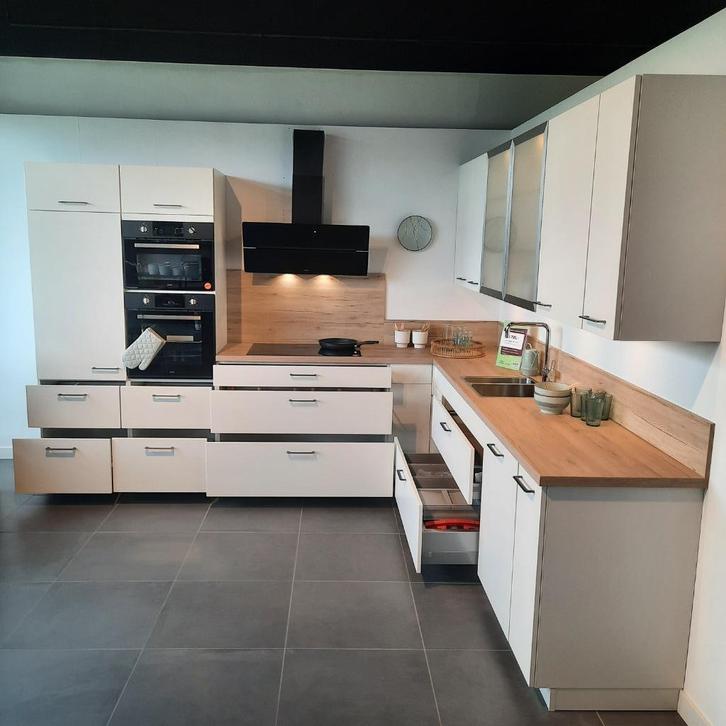 BDR017 Tortona Magnolia showroom keuken, Huis en Inrichting, Keuken | Complete keukens, Nieuw, Dubbelwandige keuken, Crème, Hoogglans of Gelakt