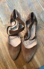 Suede dames schoenen, gekruisde banden, Ophalen of Verzenden, Zo goed als nieuw, Beige