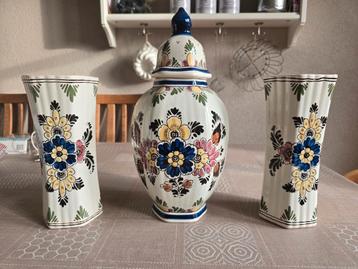Delftsblauwe vazen hand geschilderd  beschikbaar voor biedingen