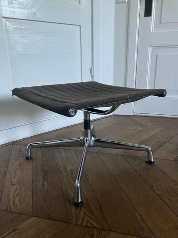 Vitra EA 125 hocker te herstofferen Ray & charles eames beschikbaar voor biedingen