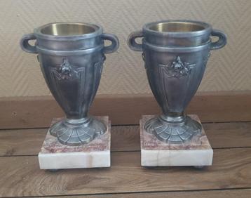 Franse vazen van tin met marmeren voet Circa 1900 beschikbaar voor biedingen