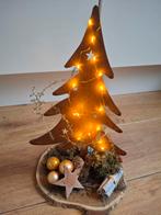Metalen kerstboom met lichtjes.  Op houten schijf., Ophalen