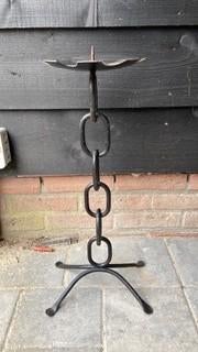 vintage smeed ijzeren kaarsen ketting voet vloer kandelaar, Gebruikt, 50 tot 75 cm, Zwart, Ophalen of Verzenden