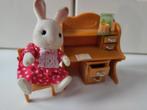 Sylvanian families chocolade konijn zus met bureau, Verzamelen, Poppenhuizen en Toebehoren, Ophalen of Verzenden, Zo goed als nieuw