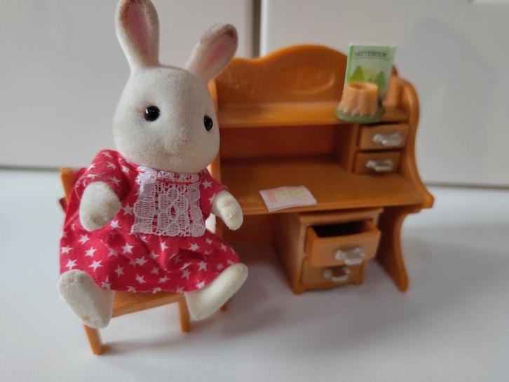 Sylvanian families chocolade konijn zus met bureau, Verzamelen, Poppenhuizen en Toebehoren, Zo goed als nieuw, Poppenhuis, Ophalen of Verzenden