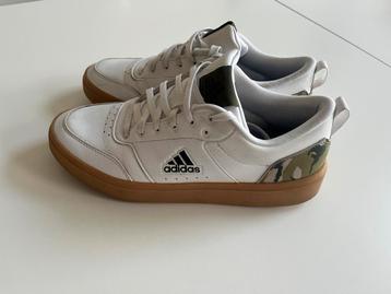 Adidas sneakers beschikbaar voor biedingen