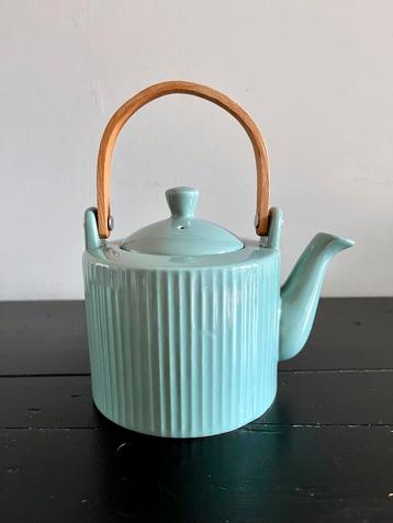 Stijlvolle Turquoise Theepot met Houten Handvat beschikbaar voor biedingen