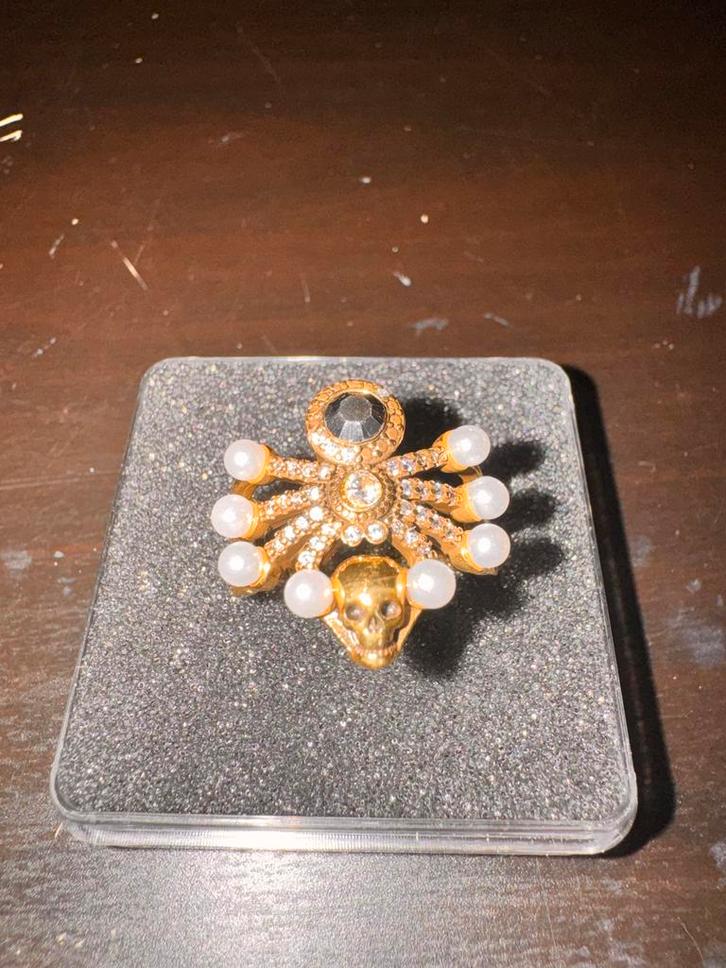 Alexander McQueen Spin Schedel Ring, Sieraden, Tassen en Uiterlijk, Ringen, Nieuw, Dame, Goud, Overige materialen, Met parel, Ophalen of Verzenden