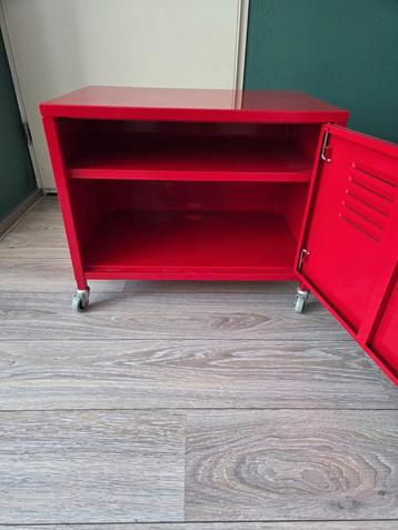 Rode Metalen kastje beschikbaar voor biedingen