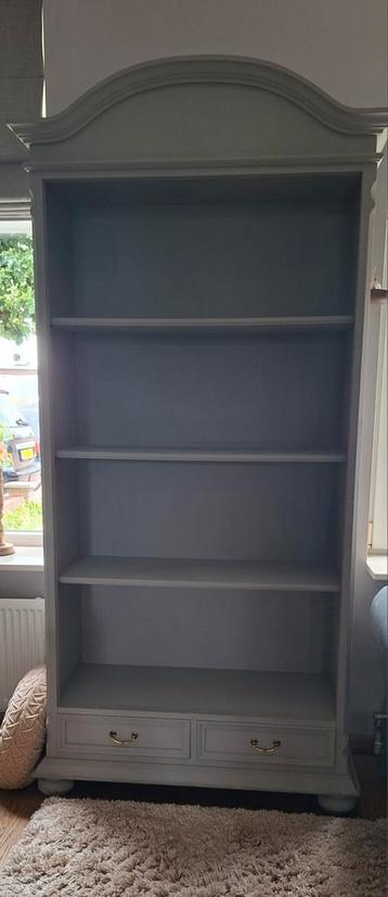 Boekenkast  beschikbaar voor biedingen