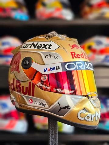 Max Verstappen Championhelm 2022 in schaal 1:2 beschikbaar voor biedingen
