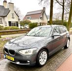 BMW 1 118I 5DR Aut dec 2012 Grijs metalic 137.000km, Origineel Nederlands, Te koop, Zilver of Grijs, 5 stoelen
