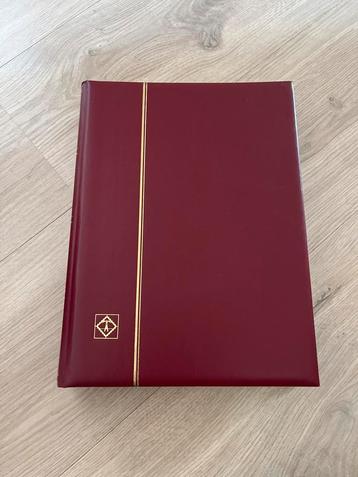 Postzegelverzameling met boek beschikbaar voor biedingen