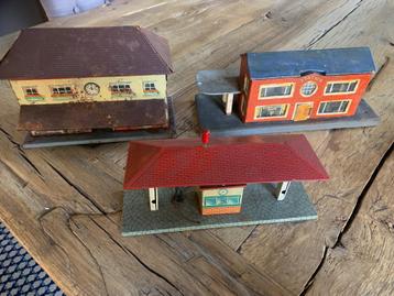Blikken stationsgebouw en perron + houten stationsgebouw