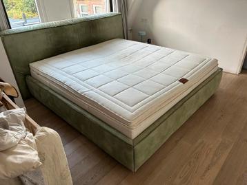Groen lederen bed Morpheus, 180x200 beschikbaar voor biedingen