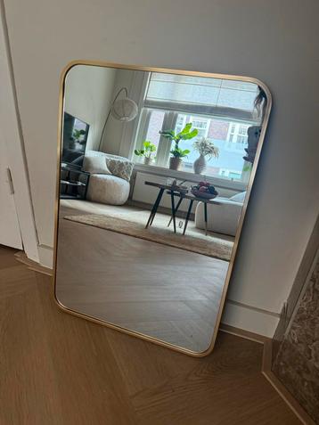 Spiegel goud beschikbaar voor biedingen
