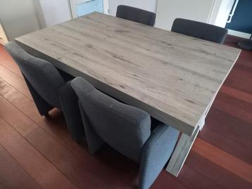 Eetkamertafel met 4 stoelen op wieltjes beschikbaar voor biedingen