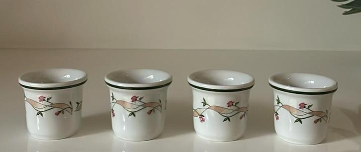 4 Johnson Brothers Eternal Beau eierdoppen, Huis en Inrichting, Keuken | Servies, Zo goed als nieuw, Kop(pen) en/of Schotel(s)