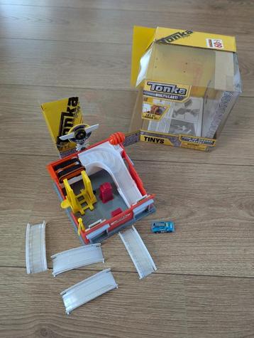 Mini garage met autootje beschikbaar voor biedingen