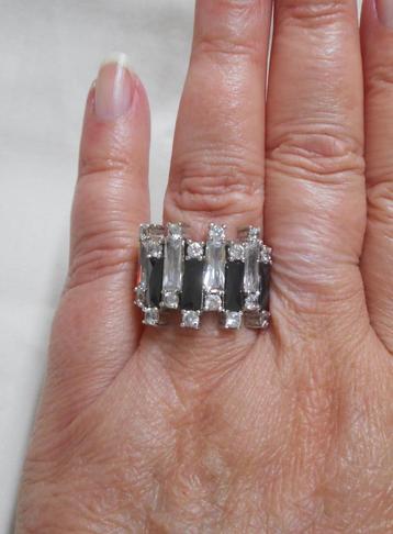 Prachtige zilveren ring met stenen zwart wit nr.482 beschikbaar voor biedingen