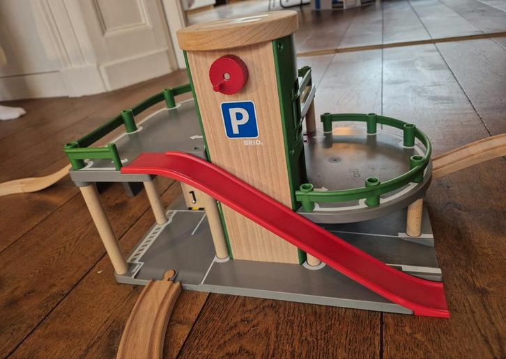 BRIO Parkeergarage + Trein Set, Kinderen en Baby's, Speelgoed | Overig, Zo goed als nieuw, Jongen of Meisje, Ophalen