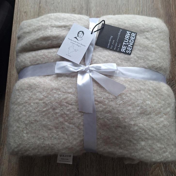 Plaid Return to Sender, Huis en Inrichting, Woonaccessoires | Plaids en Woondekens, Nieuw, Ophalen of Verzenden