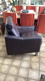Leolux  design fauteuil - leder - donkerbuin tegen zwart aan, Huis en Inrichting, Fauteuils, Ophalen, Gebruikt, Design van Leolux