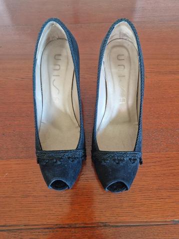 Vintage Suede Damesschoenen met hoge hak en open teen beschikbaar voor biedingen